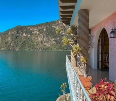 Panajachel Hotel | Tzanjuyú Historic - Lakefront Hotel