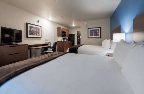 Bozeman Hotel | Ultimate Comfort in Room with Stunning Mountain Setting | Free Parking | Kitchen
