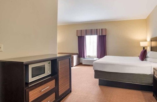 Saint Landry Hotel | Ultimate Getaway at Knights Inn Bunkie! Pool, Free Breakfast, Free Parking
