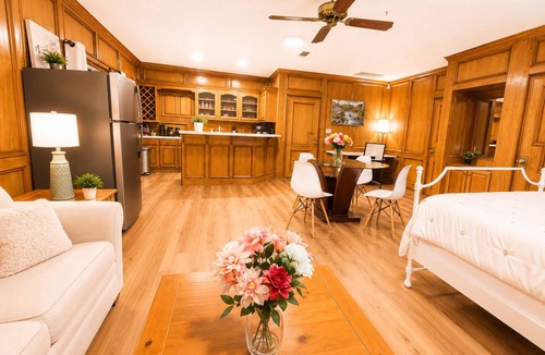 Austin Apartment | Up to 4 Guests-Spacious Studio Mins To Downtown, UT, Zilker Park, Barton Springs
