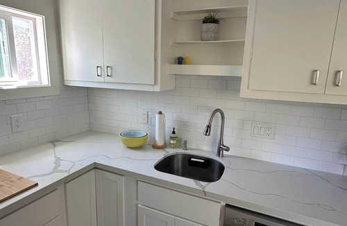 Fairfax House | Updated Tranquil 1BR - Walk To Town