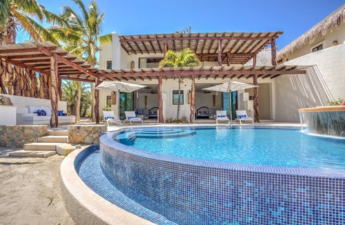 Ensenada Los Muertos Apartment | Upper Palmilla: Oceanfront room with pivate balconi