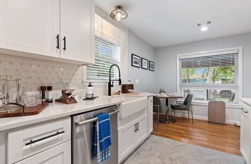 North Loop House | Upscale 1948 Vintage North Loop Bungalow