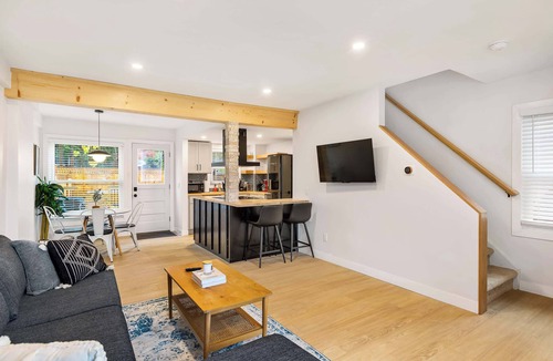Dicken House | Upscale 3BR/2BA w/Jacuzzi, Steps from Big House!