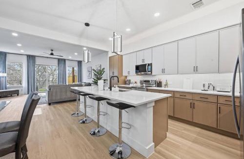 Dallas House | Upscale 3BR 3.5BA | Patio & Garage | UTSW
