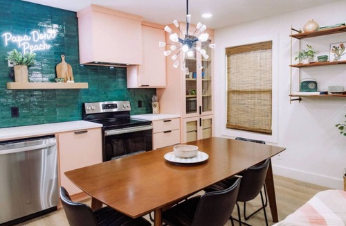Austin Ave. House | Uptown Peach ~ Creative Space for Productivity ~ Fast WiFi ~ Central Location