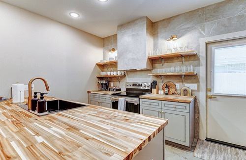 Downtown House | Urban Cottage: Downtown Bryan near Texas A&M!