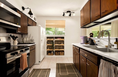 Alamo Heights House | Urban Nest Steps to Café & Yoga, 8 mins to Airport