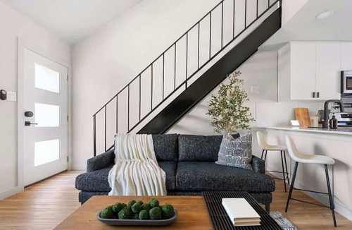 St. Edwards Apartment | Urban Oasis Loft Pet Yard Parking