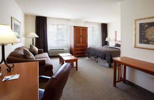 Vance Jackson Hotel | Urban Retreat | 3 Suites with Kitchens | Free Breakfast | Pool