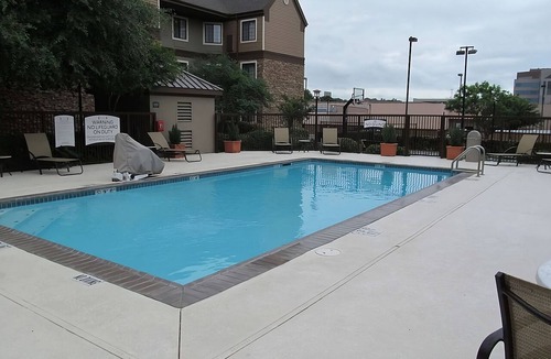 Vance Jackson Hotel | Urban Retreat | 3 Suites with Kitchens | Free Breakfast | Pool