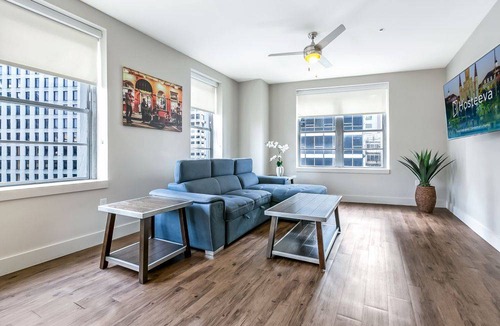 Central Business District Hotel | Spacious Modern 1BR Condo in California Building by Hosteeva