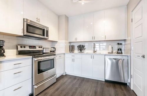 Central Business District Hotel | Spacious Modern 1BR Condo in California Building by Hosteeva