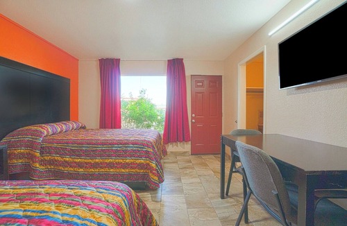 Weslaco Hotel | Value Room in Central Weslaco – Near Local Dining, Parks, and Attractions