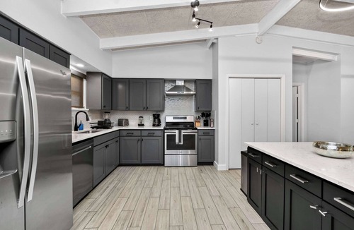 Irving House | Vibrant House w Great Backyard, Pool and Jacuzzi