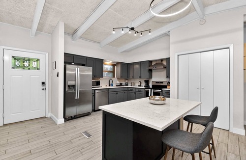 Irving House | Vibrant House w Great Backyard, Pool and Jacuzzi