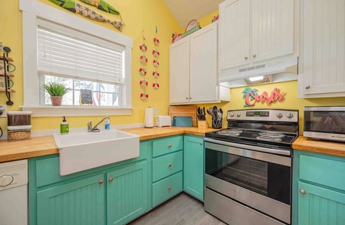 Rockport Cottage | Vibrant Spot! Kids Luv Queen Bunkbed, Pool, Dog OK