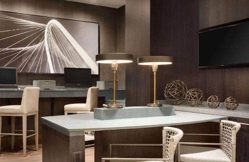 Grapevine House | Vibrant & Tranquil King Suite! Pool, Bar, Gym