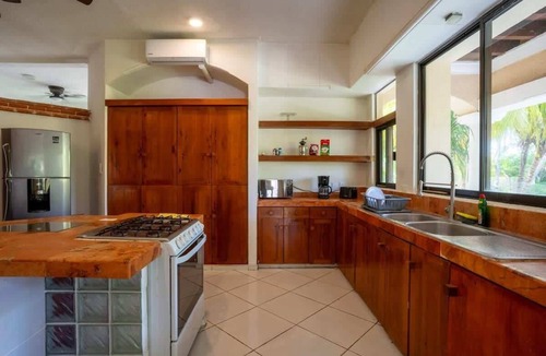 Zona Hotelera Villa | Villa Laguna del Mar | 5BR | Waterfront & Private
