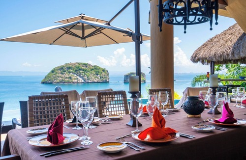 South Shore Hotel Area Villa | VILLA LOS ARCOS: 5 Star Oceanfront With Full Staff
