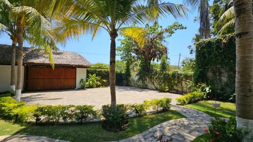 Iztapa House | Villa Palmeras Casa de Playa