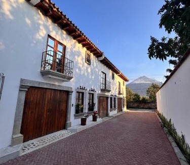 Antigua Guatemala House | Villa San Lazaro, Alojamiento entero, para 8 personas en Antigua con amplio parqueo y terraza con vistas al volcan