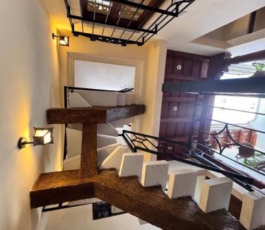 Antigua Guatemala House | Villa San Lazaro, Alojamiento entero, para 8 personas en Antigua con amplio parqueo y terraza con vistas al volcan