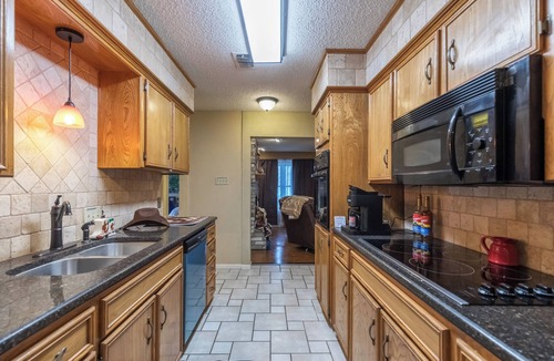 Abilene House | Waffle House | Pool · Game Room · Putting Green · Walk to ACU · 🤠