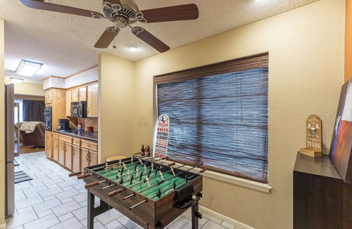 Abilene House | Waffle House | Pool · Game Room · Putting Green · Walk to ACU · 🤠