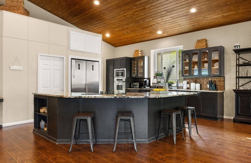 McQueeney House | Walk Out To Lake Access, Sleep 30. Great for Multi-Family, Reunions, or Retreats