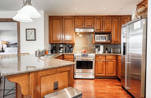 Avon Condo | Walk to Avon | Free Shuttle to the Slopes | Pool & Hot Tub!