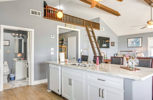 San Luis House | Walk to Beach: Family Getaway By San Luis Pass!