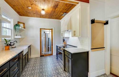 Tyler Cottage | Walk to Dtwn: 'tyler Tudor' w/Backyard