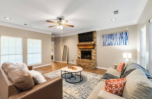 Forney House | Warm & Spacious 4BR/3BA/4TV Home – Newly Renovated