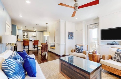 Horseshoe Bay Condo | Water-view condo with balcony, smart TVs, Washer/Dryer and Pool