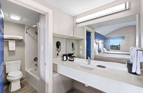 Rockport Hotel | Water view, kitchen, stroll to beach, marina+