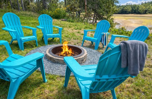 Burley House | Water View Modern Retreat- Hot Tub + Scenic Views