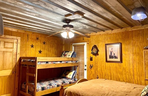 Yantis Cabin | Waterfront Cabin on Lake Fork with boathouse and boat ramp available for use