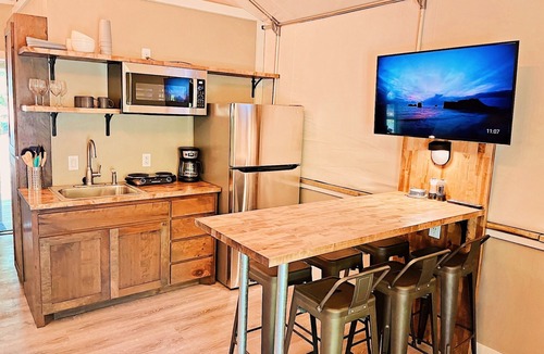 Sutherland Springs Cabin | Waterfront Cabin with Kayaking, Paddle boarding, Pool, Hot Tub & more! - RC21