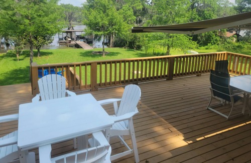 Uncertain House | Waterfront, close to Caddo State Park, walk to Shady Glade, vast deck, remodeled