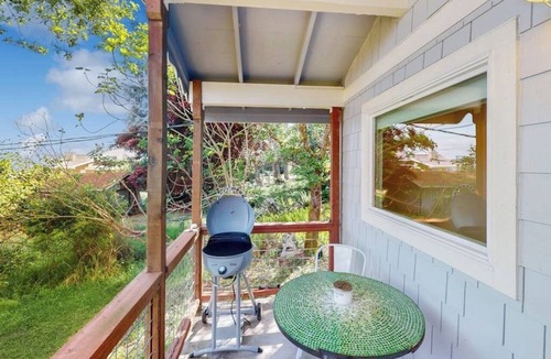 Allyn-Grapeview Apartment | Waterfront couples getaway with patio