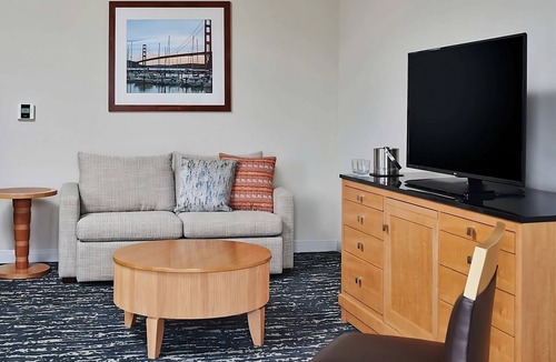 Berkeley Hotel | Waterfront Getaway Near Berkeley Marina | Pool, Parking & Pet Friendly