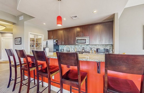 Tempe Condo | Waterfront Getaway w/Free WiFi, Central A/C, Washer/Dryer, & Shared Pool