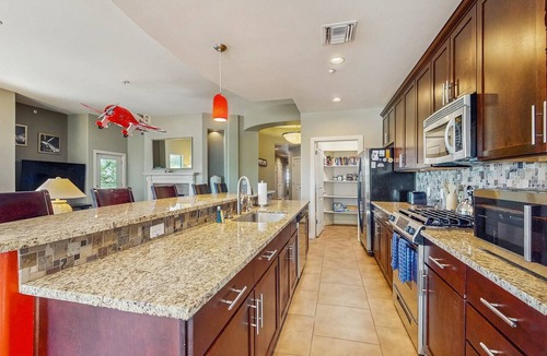 Tempe Condo | Waterfront Getaway w/Free WiFi, Central A/C, Washer/Dryer, & Shared Pool
