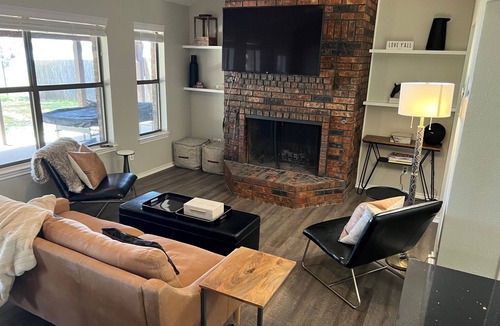 Lakeside House | Waterfront Home Minutes from Downtown Fort Worth and Stockyards