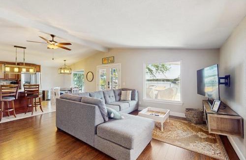 Granite Shoals House | Waterfront House on Lake LBJ with Full Kitchen, Patio, Pool Table & Dog-Friendly
