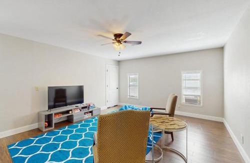 Granite Shoals House | Waterfront House on Lake LBJ with Full Kitchen, Patio, Pool Table & Dog-Friendly