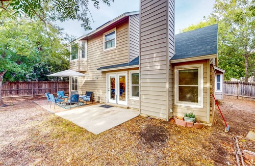 Cibolo House | Welcoming Home with Big Fenced Yard & Alfresco Dining - Updated Kitchen, WiFi