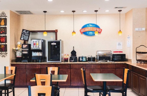 Tyler Hotel | Well-Equipped Pet-Friendly Room Nearby Local Fun! Explore Tyler Rose Garden!
