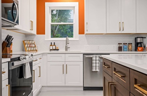 North University House | Western Tailgate -Sleeps 15, Hot Tub, Bocce, by UT